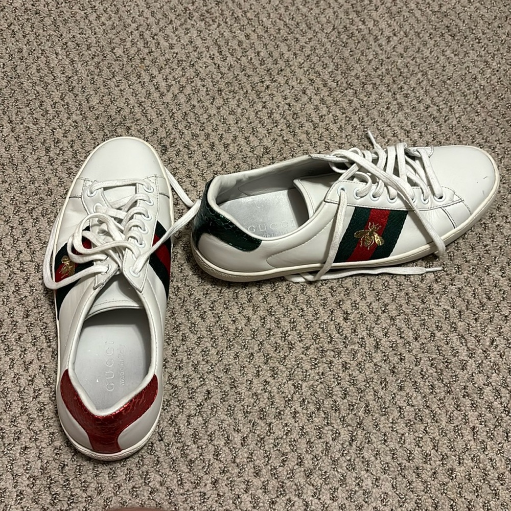 Size 8 Men’s Gucci shoes. Work only a few times. Incredible condition.